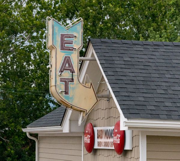 EAT sign at a diner in Luray, VA thumbnail