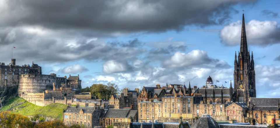  Vista of Old Town, Edinburgh, with St. Giles Cathedral 