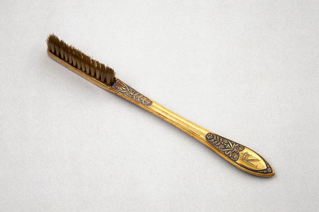 Napoleon’s_toothbrush,_c_1795._(9660576547).jpg