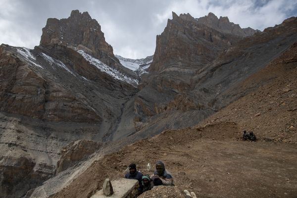 Freezing road workers near Singe La Pass, Ladakh thumbnail