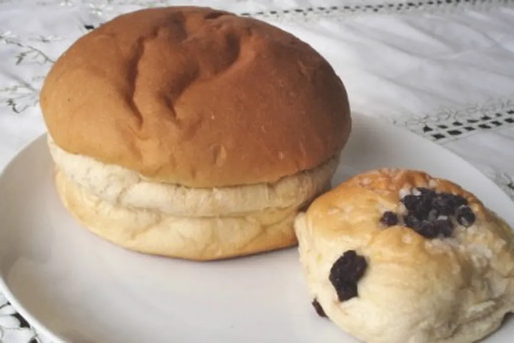 The Sally Lunn bun (left) and the Bath bun (right)