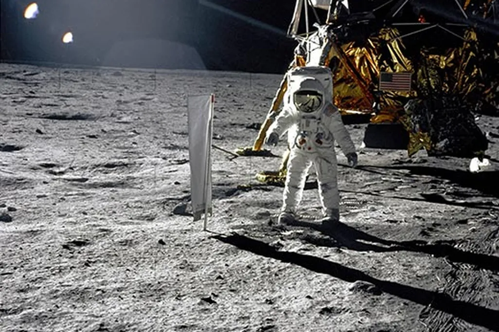 20110520104120apollo-11-solar-wind-composition-experiment.jpg
