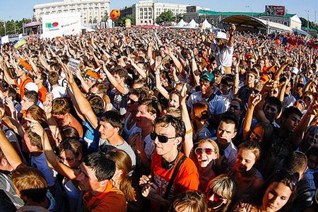Thousands of Dutch fans celebrate a soccer match between Netherlands and Germany in the Ukranian city of Kharkiv in 2012. The fans and their German counterparts likely share hundreds of genetic ancestors from the past thousand years.