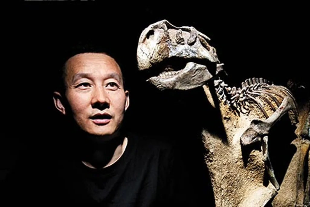 Xu Xuing with Psittacosaurus fossil