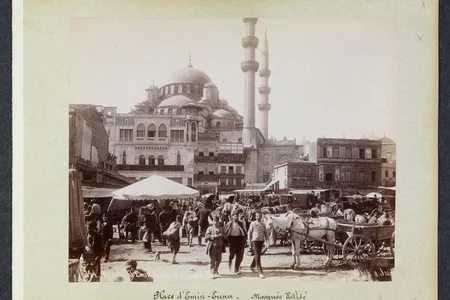 Market of Eminou Square and New Mosque Yeni Cami, with store signs in Ottoman Turkish, Armenian, Greek and French, 1884–1900, Sébah & Joaillier. 
