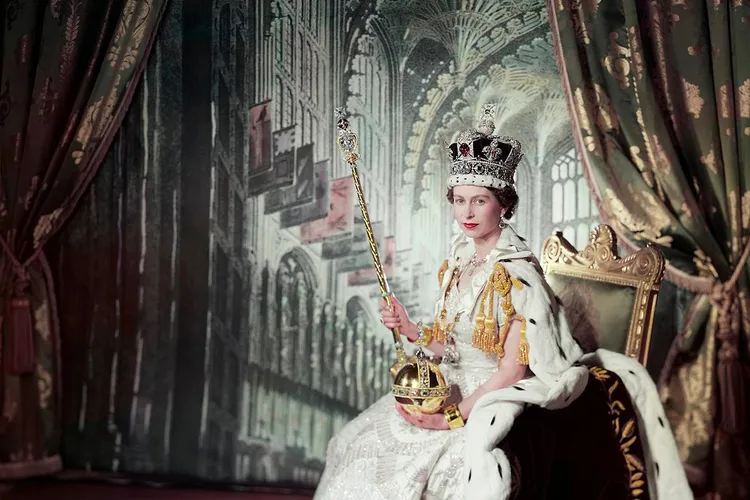 Elizabeth II's 1953 coronation portrait