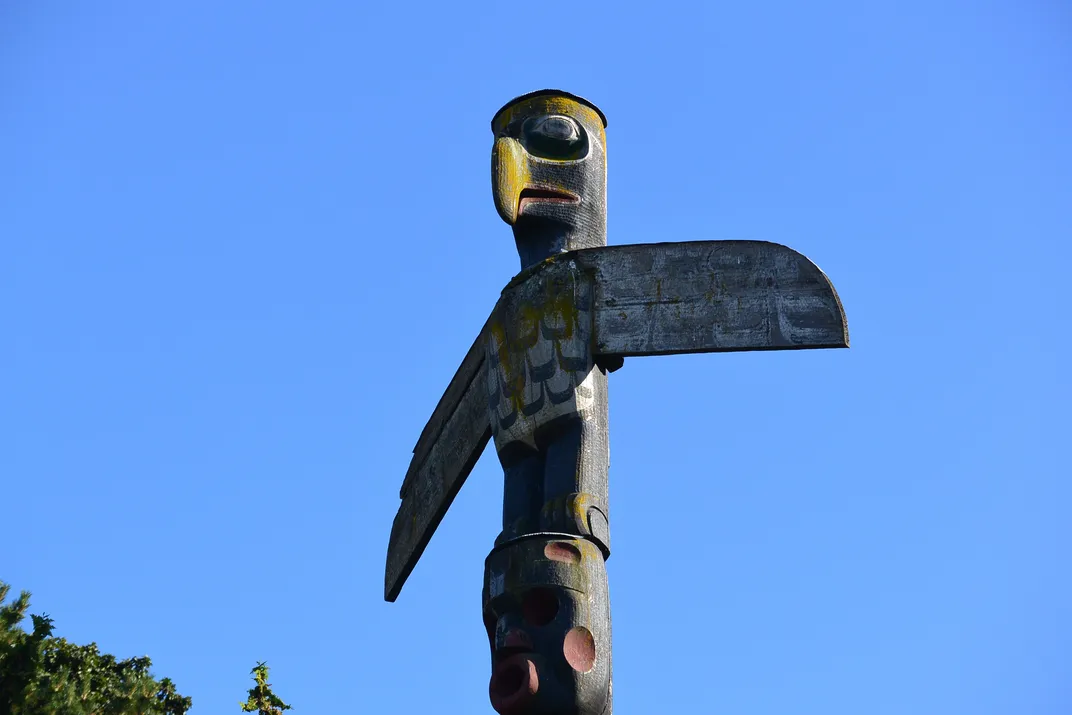 File:Totem Poles at the Captain Cook Birthplace Museum.jpg - Wikipedia