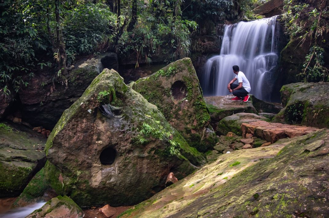 A solo traveller in Garden of caves of Meghalaya | Smithsonian Photo ...