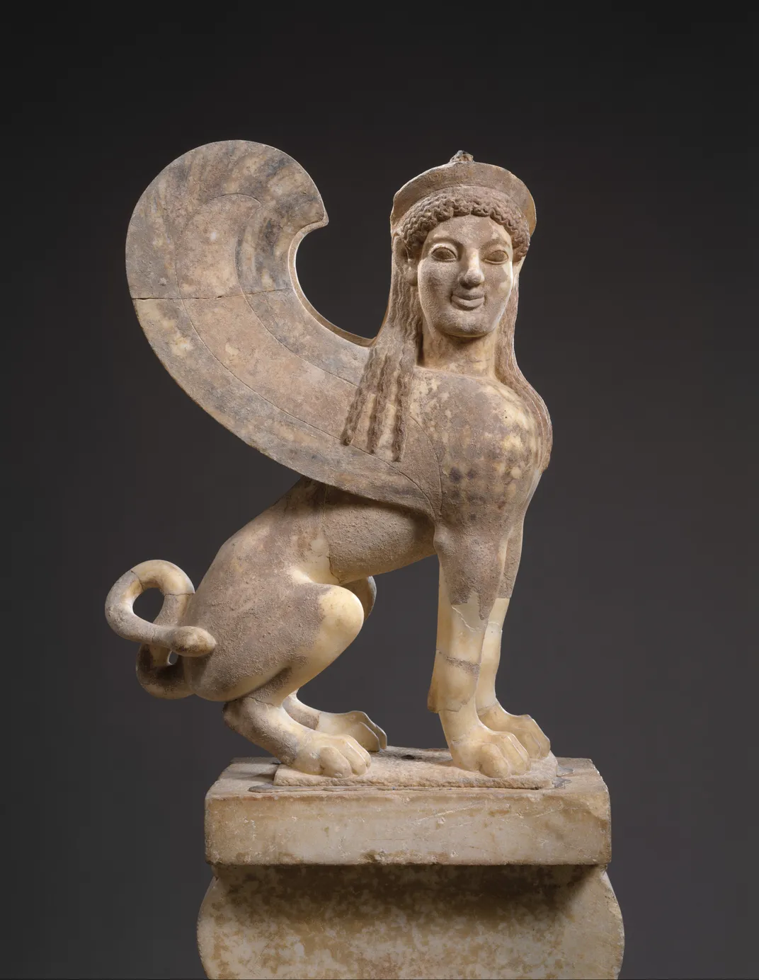 Le chapiteau et le fleuron en marbre d'origine en forme de sphinx, vers 530 avant notre ère