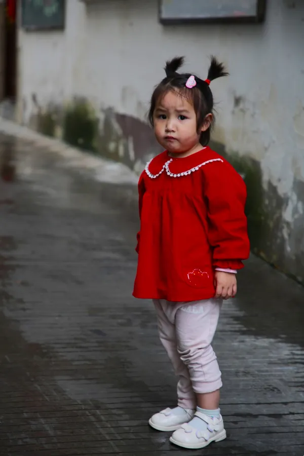 Little girl in red clothe thumbnail