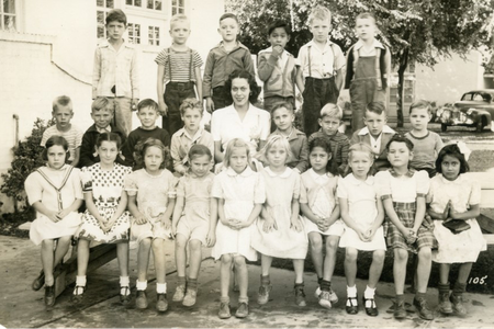 Second grade group picture of Fernanda Cruz's yearbook.