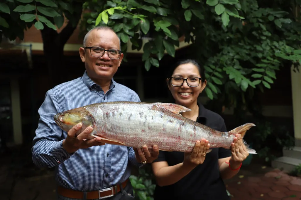 a couple holding a giant salmond carp