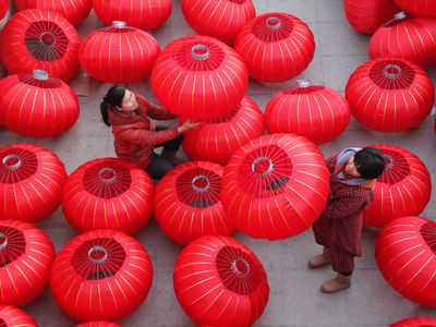Villagers air red lanterns in Xingtai City, north China's Hebei Province, Jan. 25, 2016. Luozhuang Township is a famous lantern production base in Xingtai.