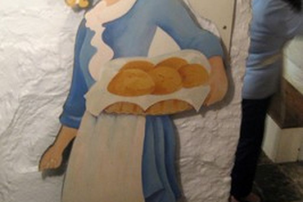 Sally-Lunn-by-Wally-G.299217382_b52c205d89-266x400.jpg