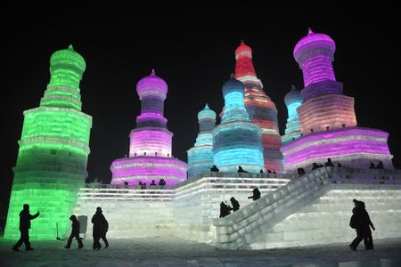 In recent years, the festival has begun including sculptures that draw inspiration from popular culture. In 2009, Mickey Mouse, Donald Duck and Winnie the Pooh were represented at the festival. 