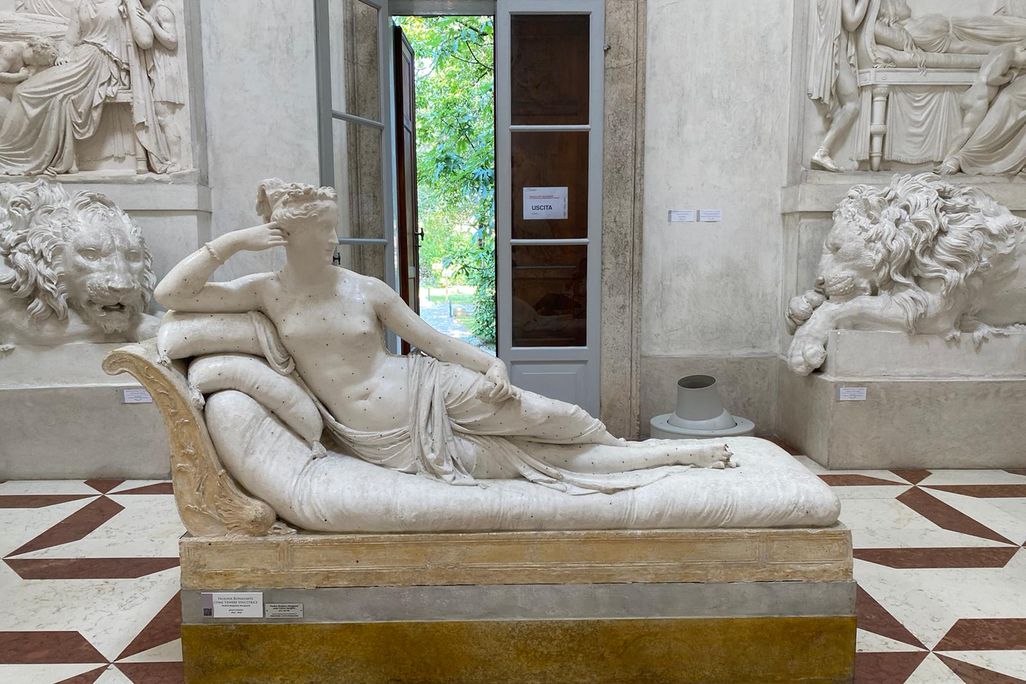 The reclining plaster mold of a woman, with broken toes