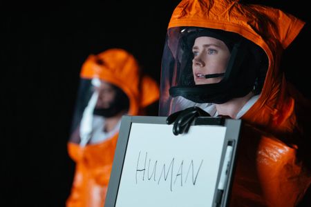 How does language influence our thoughts? Amy Adams and Jeremy Renner in "Arrival."