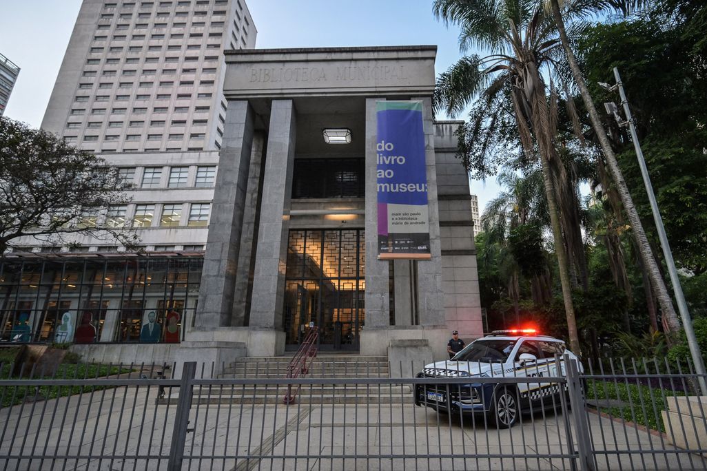 Brazilian police presence in front of the Mário de Andrade Library where several engravings were stolen in downtown São Paulo on Sunday