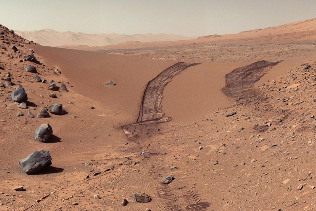 Curiosity tracks on Mars.jpg