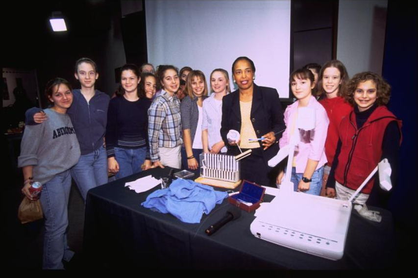 Ophthalmologist Dr. Patricia Bath poses with students at the National Museum of American History in 2000. (National Museum of American History, Archives Center.)