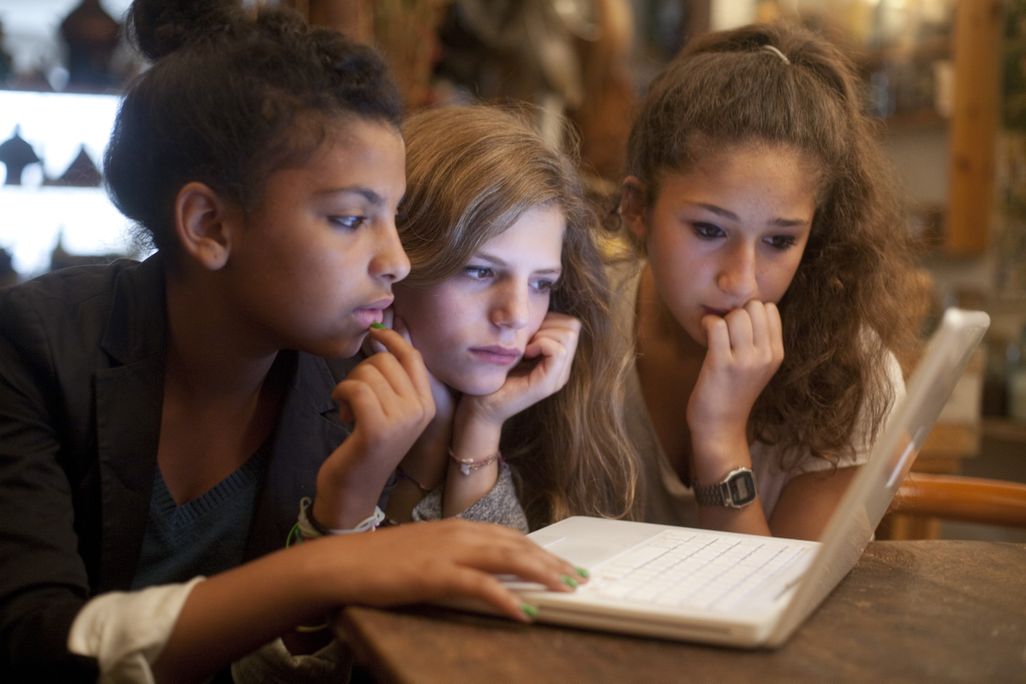 girls online laptop