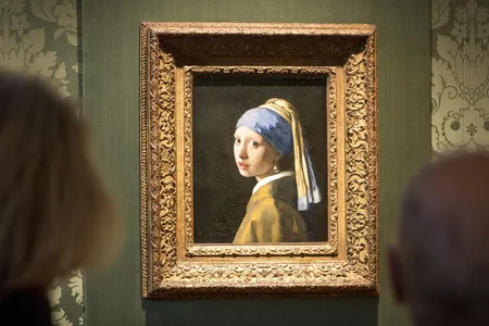 Johannes Vermeer&#39;s Girl With a Pearl Earring&nbsp;at the Mauritshuis museum