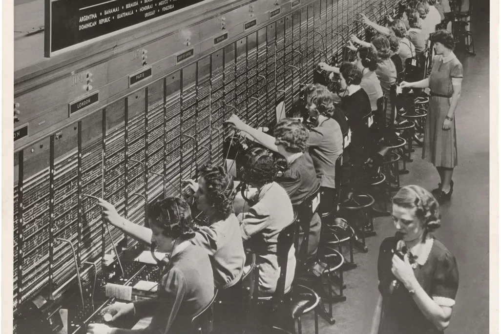 Photograph_of_Women_Working_at_a_Bell_System_Telephone_Switchboard_(3660047829).jpg