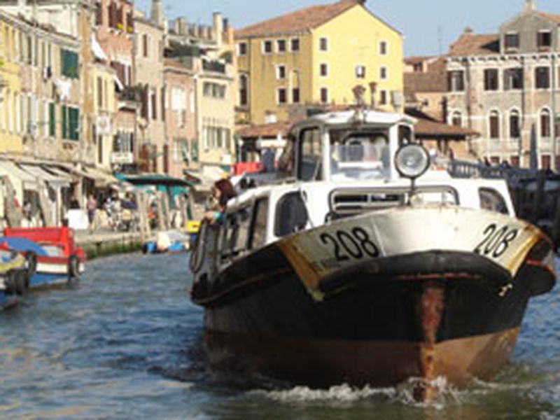 https://th-thumbnailer.cdn-si-edu.com/C8jxKlaB0Eecq3vQ6_bPU4F9Z5w=/800x600/https://tf-cmsv2-smithsonianmag-media.s3.amazonaws.com/filer/Rick-Steves-Venice-Italy-Venice-Vaporetto-388.jpg