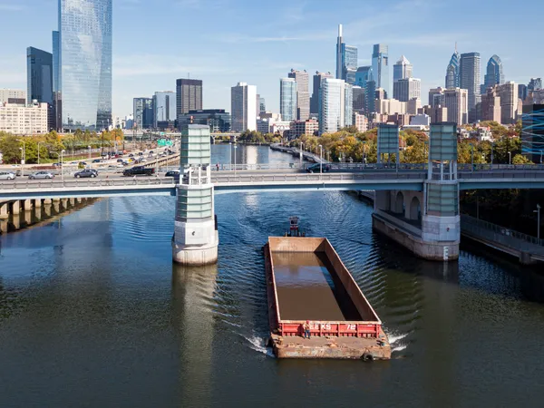 Mud hauling across Schuylkill river thumbnail