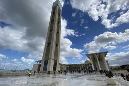 The Great Mosque of Algiers (or the Djamaa El-Djazair) has the world&rsquo;s tallest minaret at 869 feet.