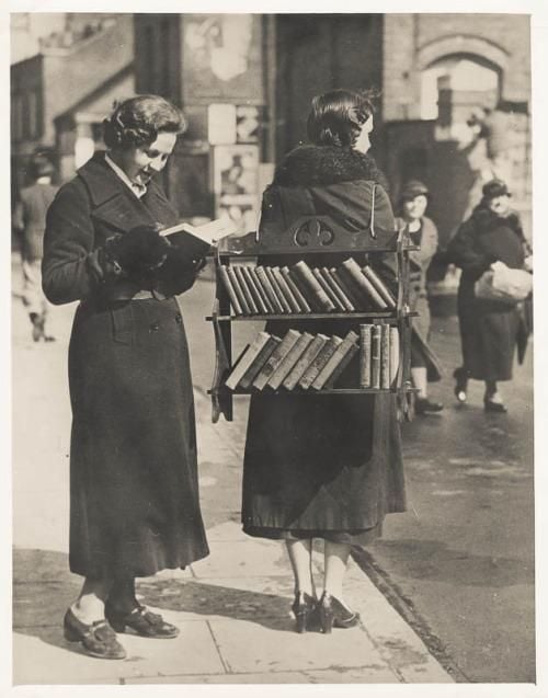A Brief History of Taking Books Along for the Ride | Smart News |  Smithsonian Magazine