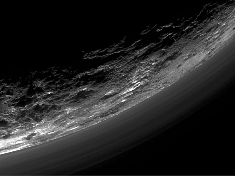 New Horizons pluto-haze.jpg