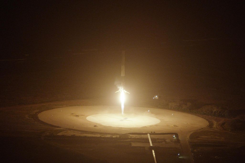 Falcon 1st stage landing Dec 2015.jpg