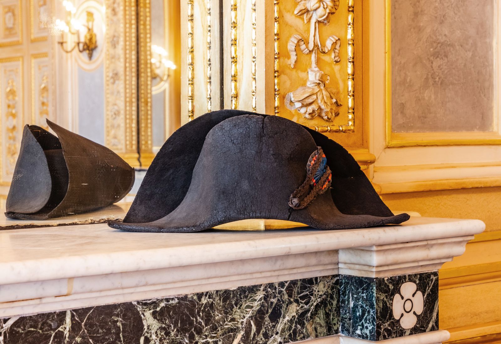 napoleons_iconic_bicorne_hat_e
