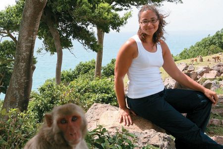 To learn how the mind works, biologist Laurie Santos (with a research subject on Cayo Santiago) studies a seemingly paradoxical question: Do monkeys assume that people act like monkeys?