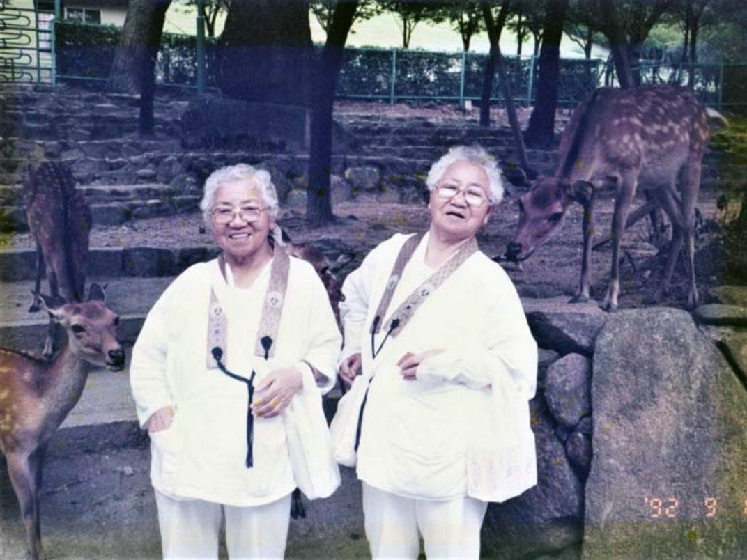 Koume Kodama (left) and Umeno Sumiyama (right) in 1992