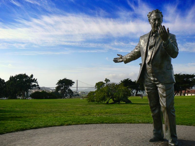 Statue in a park inviting to the Golden Gate in San Francisco