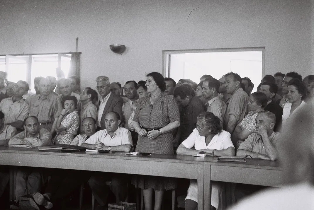 Meir speaking at Histadrut headquarters in 1946