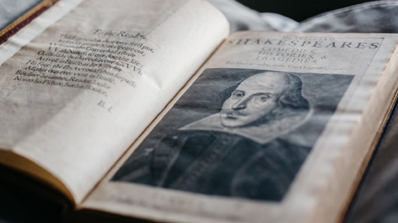 洋書 THE FIRST FOLIO OF SHAKESPEARE shakespeare.jpg