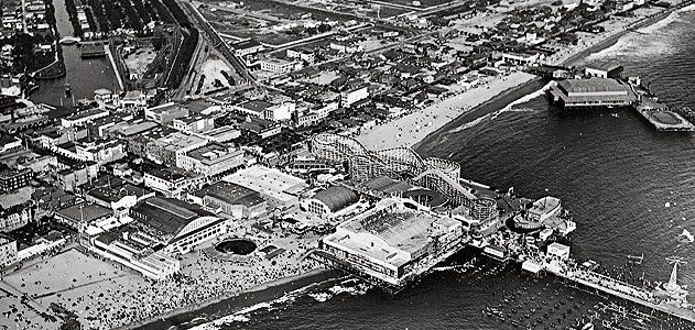 A 1921 Robert Spence photo of Venice Pier.