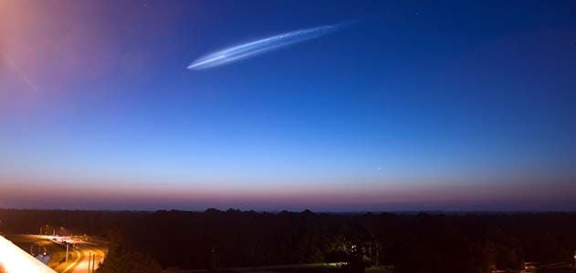 STS131-plume-flash.jpg