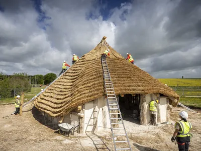 A 4,500-Year-Old Neolithic Hall Replica Rises at Stonehenge as Archaeologists and Volunteers Build With Prehistoric Tools and Techniques image