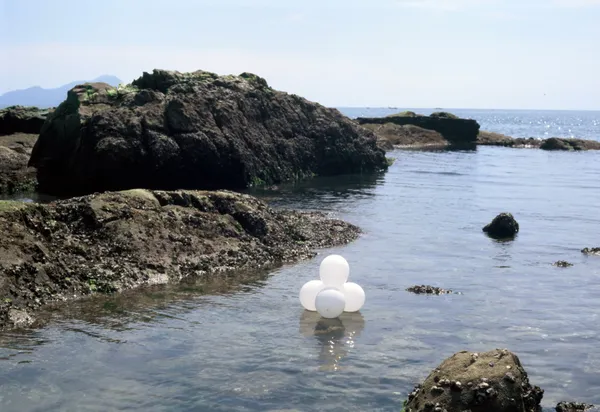 Balloons on the ocean thumbnail