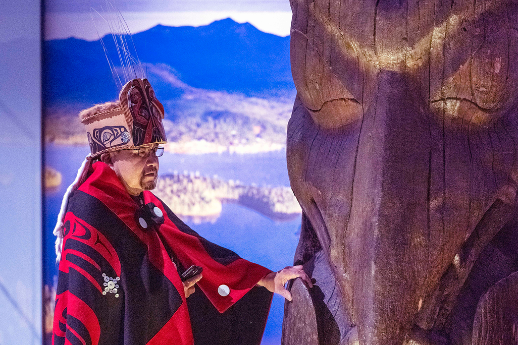 Sim'oogit Ni'isjoohl (Chief Earl Stephens) of the Nisga'a Nation with the Ni'isjoohl memorial pole