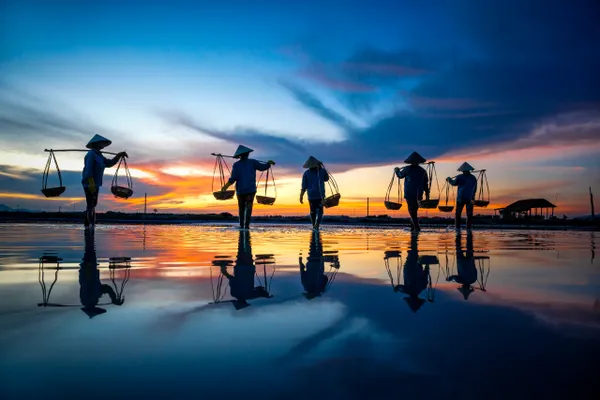 SALT PAN WORKERS thumbnail