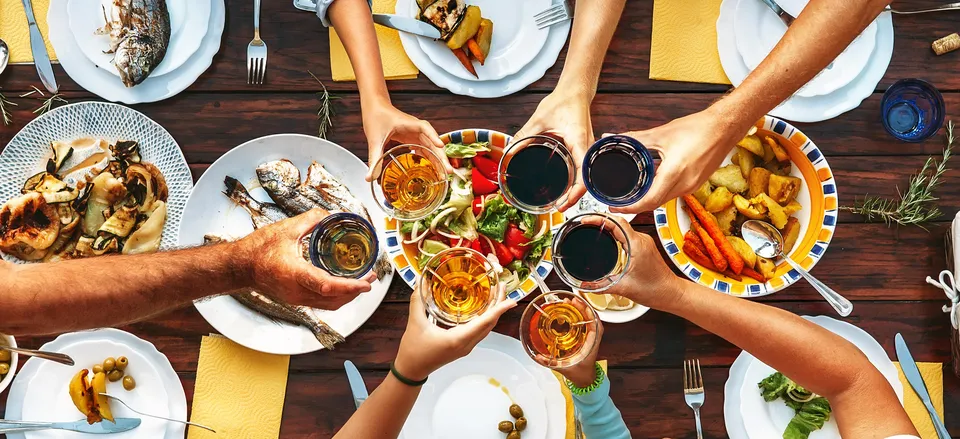  Enjoying food and wine during your stay 
