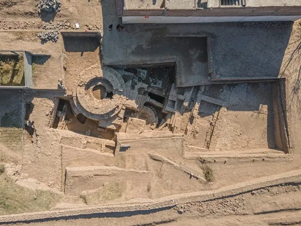 circular and square-like structures in the sand