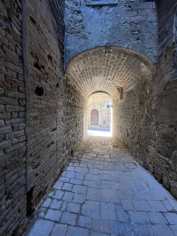 Hidden passageway in Venice Italy thumbnail