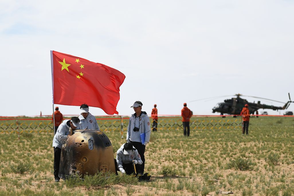 The return capsule of the Chang'e-6 probe lands on June 25, 2024, with lunar samples inside.