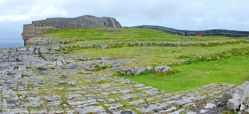  The ancient stone fort of Dun Aonghosa on the cliffs on Inishmore 
